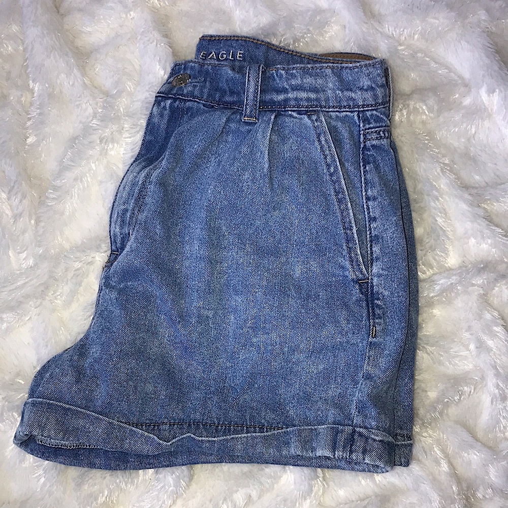 AEO Mom Jean Shorts Medium Wash Denim 2.5' Inseam